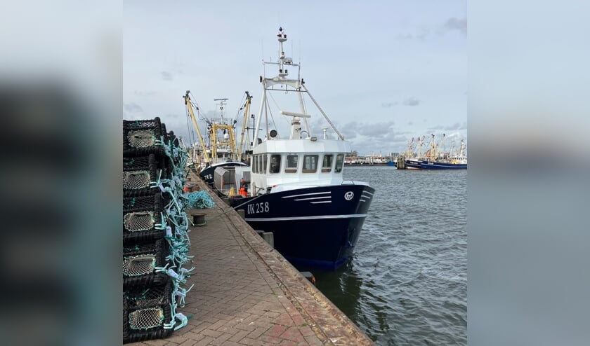H De UK 258 'Jacoba' vist vanuit Lauwersoog en zet de krabbenpotten rond de 12-mijlsgrens boven de Waddeneilanden uit.