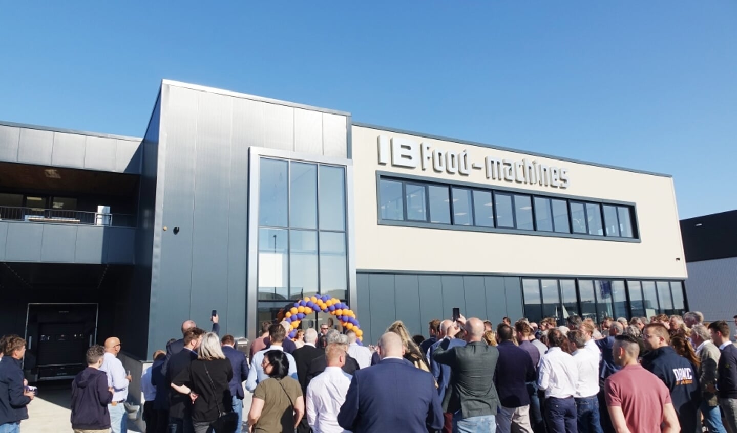  Feestelijke opening van IB Foodmachines met honderden gasten uit binnen- en buitenland. Het nieuwe pand heeft een bedrijfsoppervlakte van 4.250 vierkante meter. 