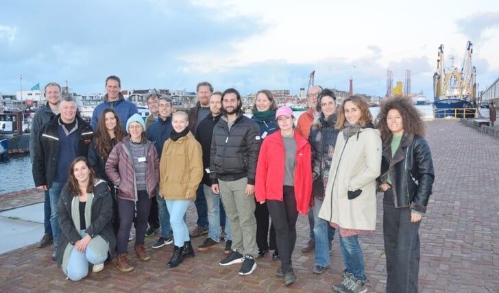  De complete groep op de IJmuider kaai na een bezoek aan de vismijn en de boomkorkotter GO 22. 
