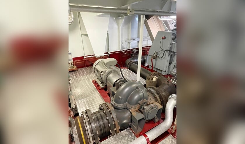 H Ook de spoelpomp van de mosselkotter is voorzien van een elektromotor die gevoed wordt door de nieuwe generatorset.