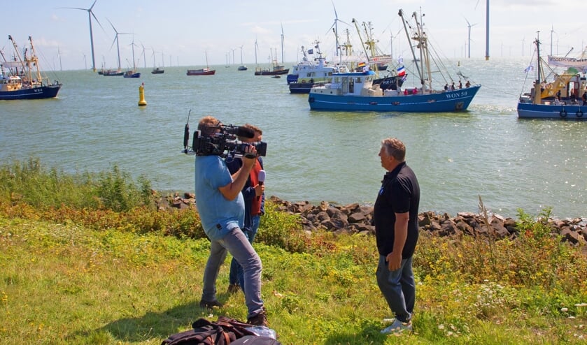 H Dirk Kraak staat tientallen media te woord. (Foto: C. Hameeteman)