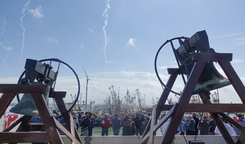 H Groninger noodklokken op een Friese vluchthaven.