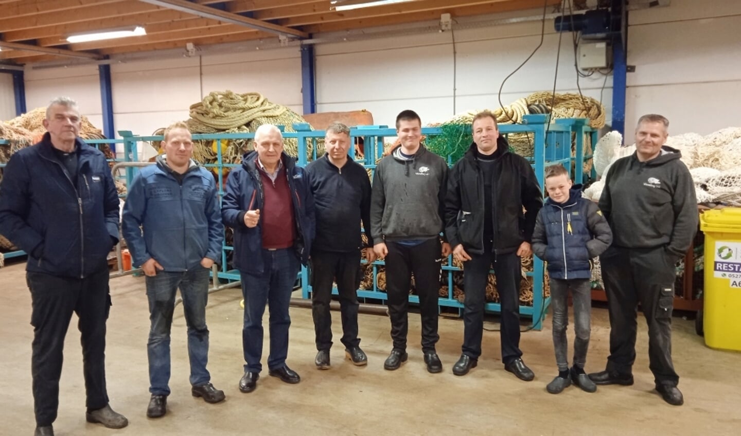 Afscheid van de collegau2019s van de UK 45. Van links naar rechts: Dirk Korf, Hendrik Westerink, Andries van Slooten, Jelle Hakvoort, Jaap Hakvoort, Leonard van Oosterhout met zoon Johannes en Hendrik Hakvoort. Foto: Jelbert Romkes