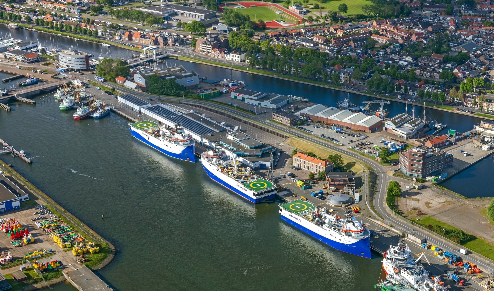 H Het visafslaggebouw in Den Helder wordt straks volledig verhuurd aan de offshore, die nu ook al een deel in gebruik heeft. Alle vis gaat naar Den Oever. (Foto: Flying Focus)