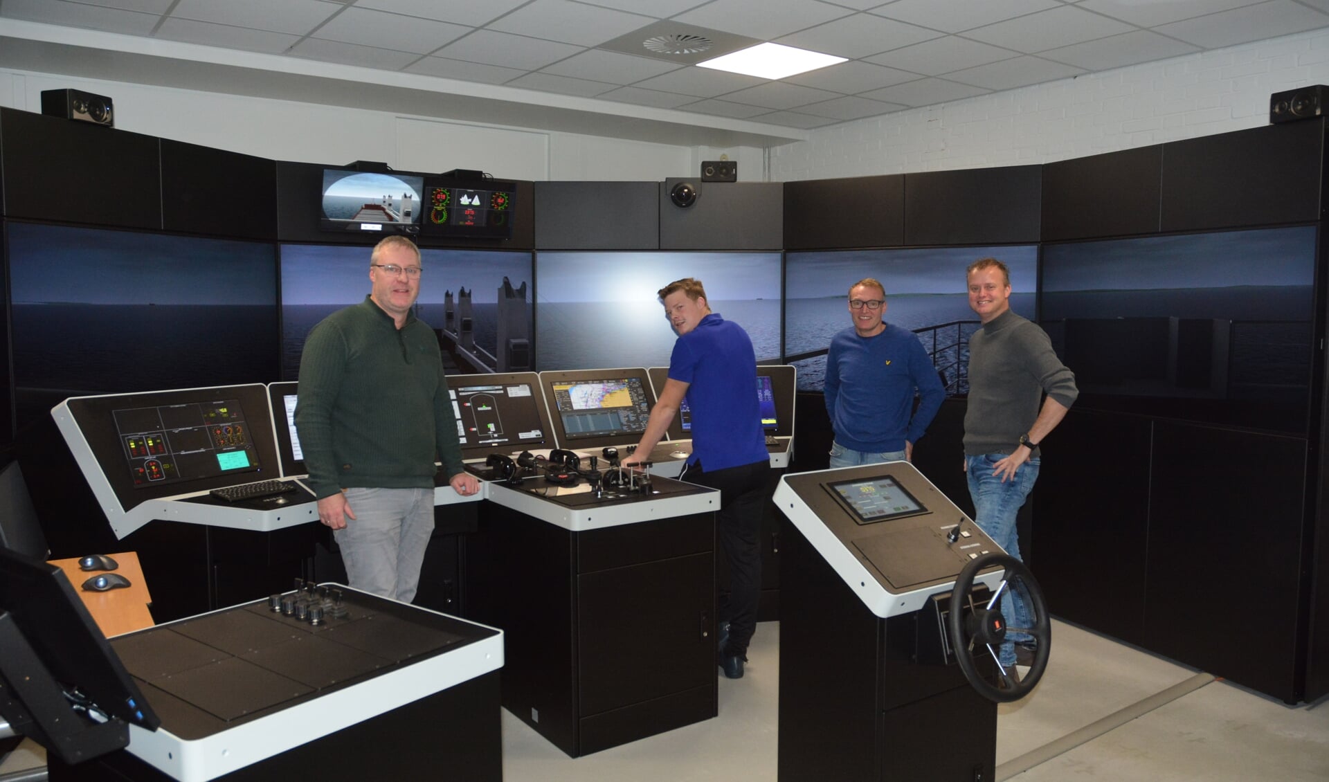 H Van links naar rechts docent Henk Schaap, leerling Jacob Jan van Duijn, docent Henk Braam en Cor van Wijngaarden.