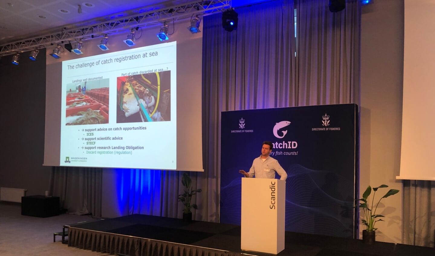 H Edwin van Helmond op het grote podium van het symposium in Bergen, Noorwegen.