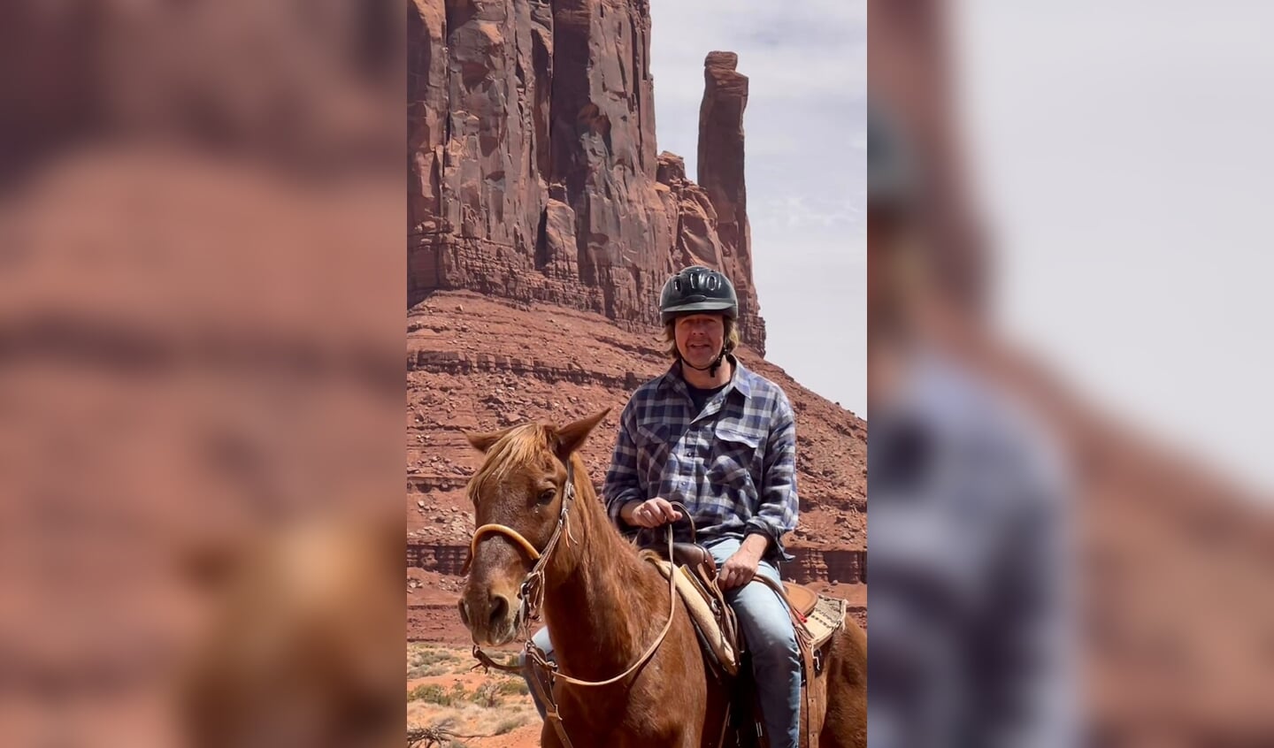 Hobbelen op een paard bij Monument Valley.