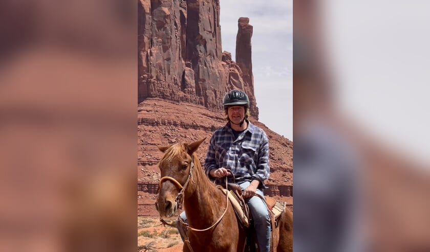 Hobbelen op een paard bij Monument Valley.