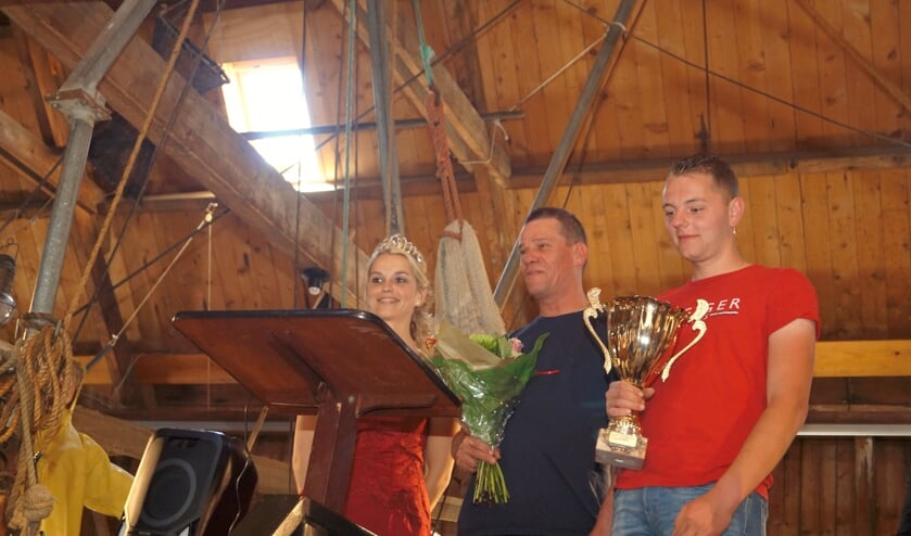 H Ziftselbokaal voor Leo Toxopeus met zijn zoon Hessel (ZK 44). De ZK 44 wordt verkocht naar Urk.