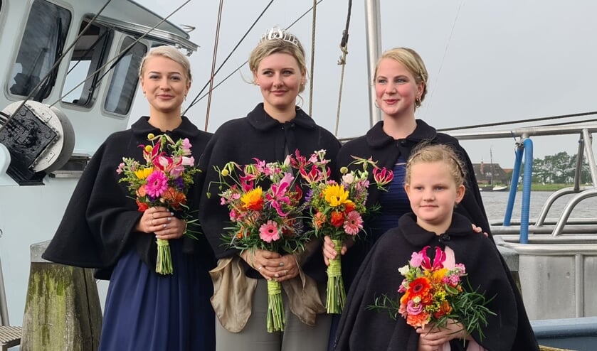 H De ZK 5 haalde de nieuwe garnalenkoningin Malou Claassen binnen. Haar hofdames zijn Dani Lukkien en Femke de Vries. Nadine van de Veen is het bloemenmeisje.