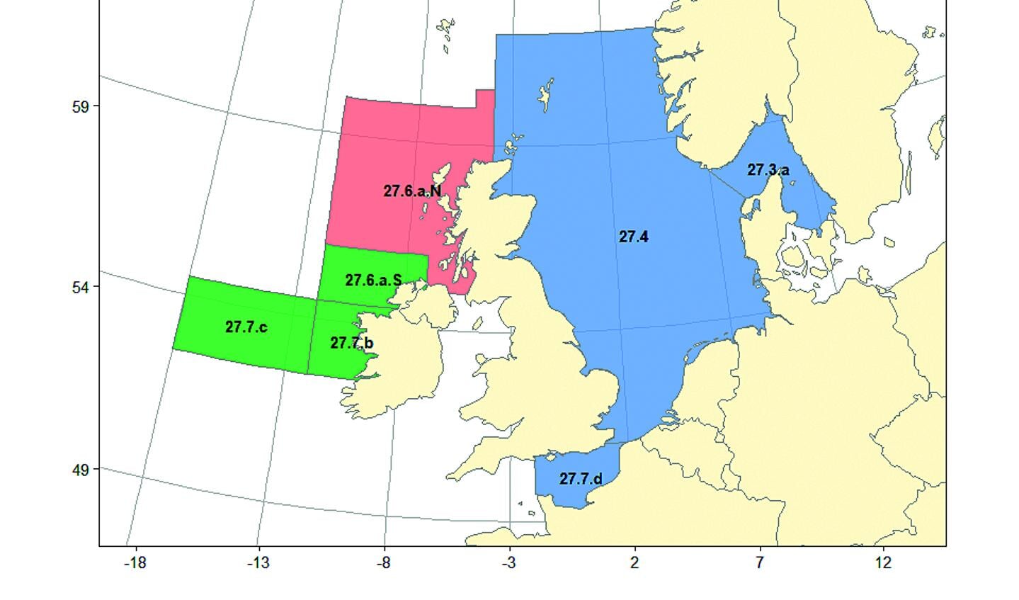 De huidige indeling van haringbestanden in de verschillende ICES-gebieden: 6a noord najaarspaaiende haring (rood), 6a zuid – 7bc haring (groen) en Noordzeeharing (blauw). Het nieuwe haringbestand 6a noord voorjaarspaaiende haring staat hier nog niet op aangegeven.