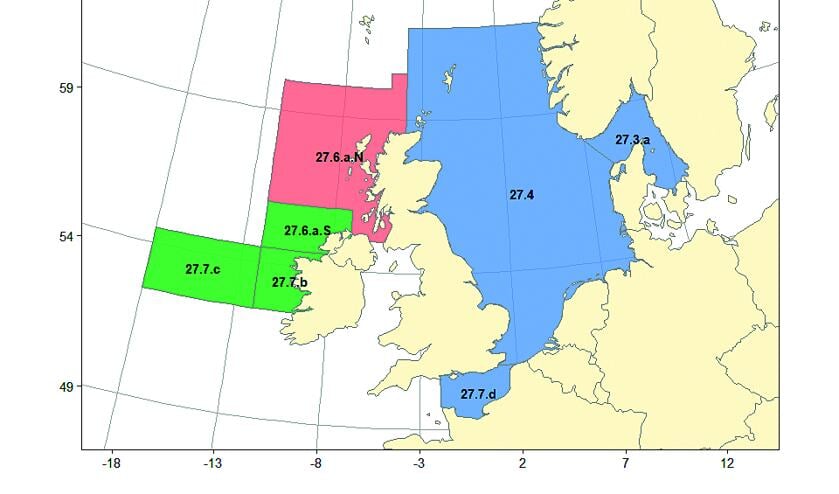 De huidige indeling van haringbestanden in de verschillende ICES-gebieden: 6a noord najaarspaaiende haring (rood), 6a zuid – 7bc haring (groen) en Noordzeeharing (blauw). Het nieuwe haringbestand 6a noord voorjaarspaaiende haring staat hier nog niet op aangegeven.