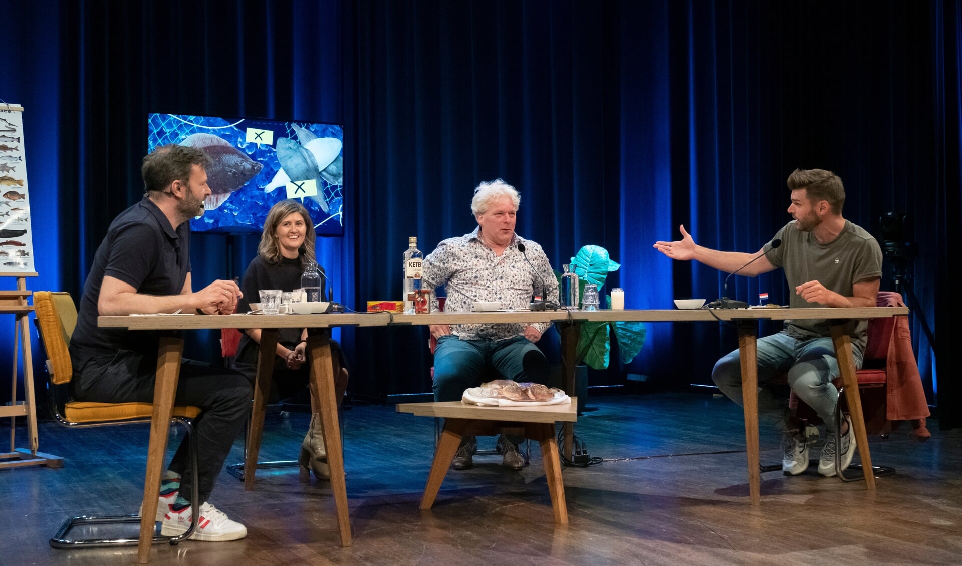 H  Schipper Hendrik Kramer (rechts) in gesprek met vishandelaar Jakob Doorn, Pointer-redacteur Anna Mae van Tilburg en Teun van de Keuken. (Foto: Jan Boeve/De Balie)