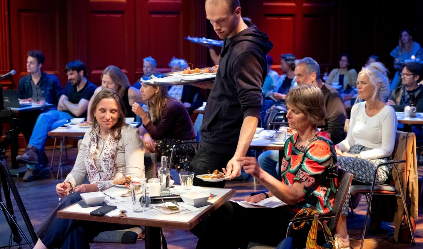 H Professor Tinka Murk (rechts) en Groen Links-Kamerlid Laura Bromet krijgen langoustines geserveerd in De Balie te Amsterdam. (Foto: Jan Boeve/De Balie)