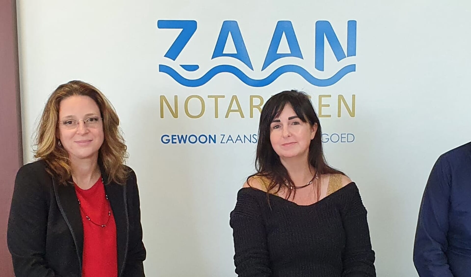 De akte van oprichting van de nieuwe Stichting Behoud Visserij is getekend. Van links naar rechts de bestuursleden Deborah de Haan-Koster, voorzitter Maria Vermeulen en Hein Koning.