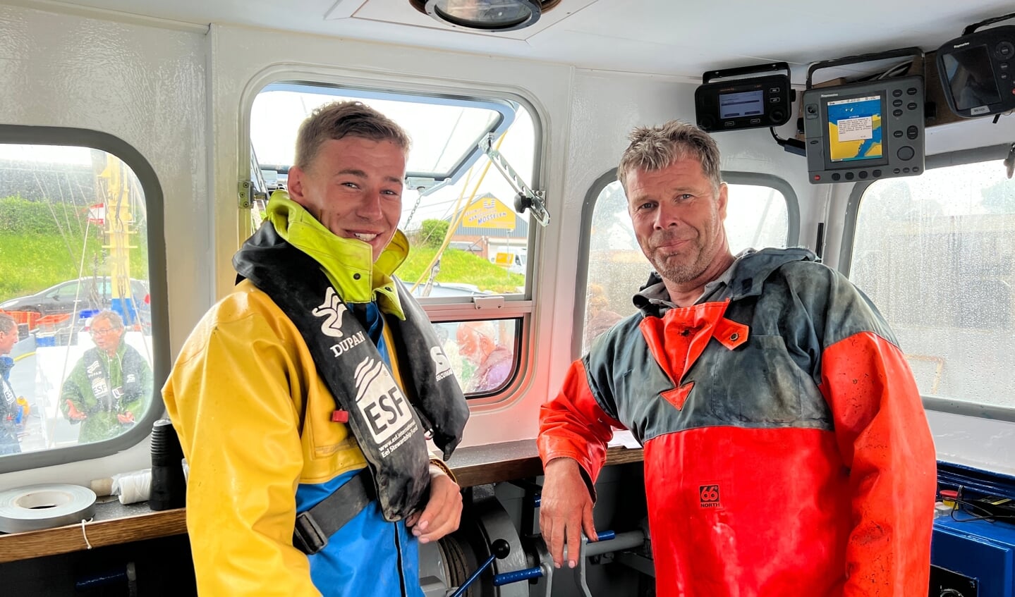 Jaap en zoon Hans Muller van de BRU 20. ,,Sinds we in het najaar niet meer op schieraal mogen vissen worden we aan het lijntje gehouden.''