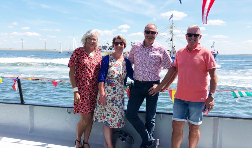 H Scheidend visserijopziener Nico Laros (rechts) met zijn vrouw Ria (links) en collega Gert-Jan van Veen en diens vrouw Marike tijdens de vlootschouw op het Zijpe.