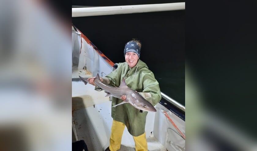 H Jena Edwards met een gevlekte gladde haai van 95 centimeter.