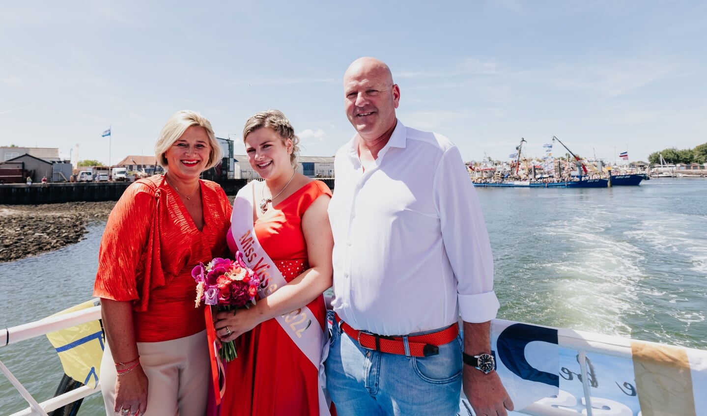 H Miss Visserij 2022 Dorien samen met haar ouders Leon en Lydia Padmos-Schraver. (Foto: Marinka Bosman)
