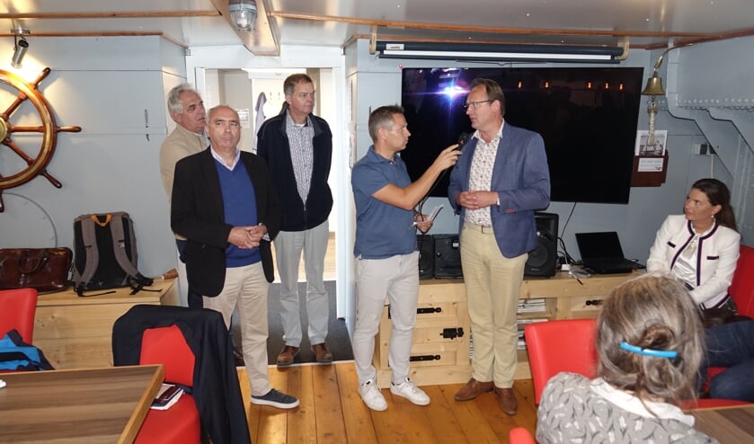 Gastheer Jo-Annes de Bat interviewt de Europarlementariërs Bert-Jan Ruissen (SGP) en Peter van Dalen (ChristenUnie) en de visserijvertegenwoordigers Pim Visser (Noordelijke Visserijalliantie) en Johan van Nieuwenhuijzen (United Fish Auctions).