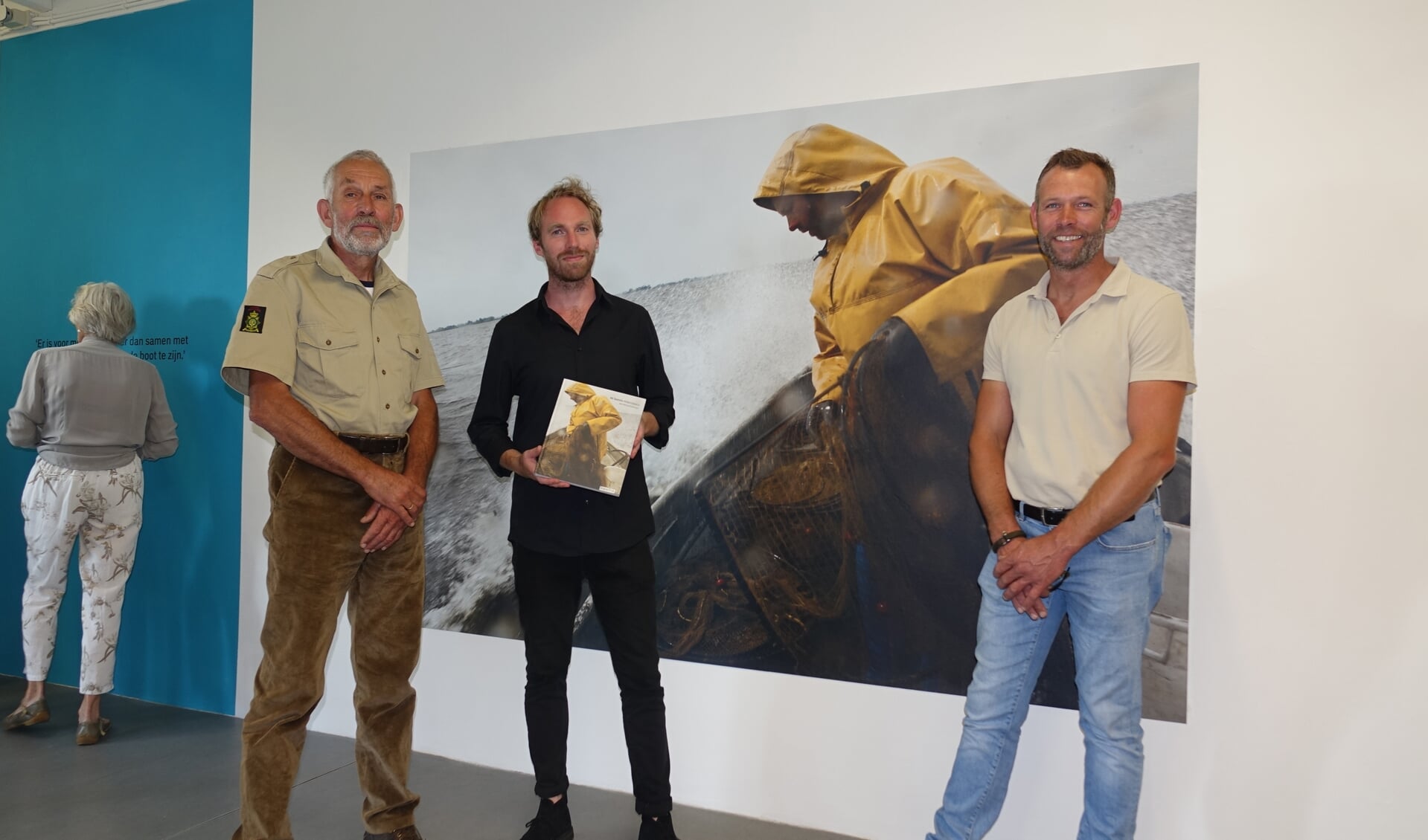 Frans en Frans Komen met fotograaf Michael Rhebergen op de tentoonstelling in Het Kunstgemaal.
