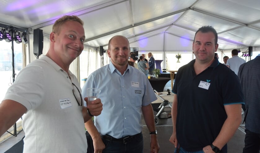 Albert Hartman van de VCU geflankeerd door Klaas van Duijn en vaste schipper Johannes van de Berg van de KW 14. De kotter is terug uit de noord en maakt weer weekreizen.