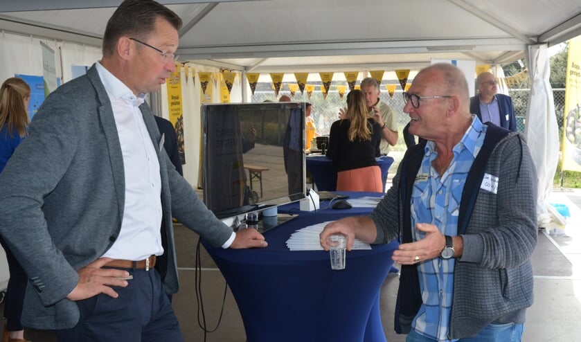 Cor Lokker (GO 22, GO 26) en links André de Bie in de stand van Damen Maaskant. ,,De olieprijs moet gewoon omlaag.’’