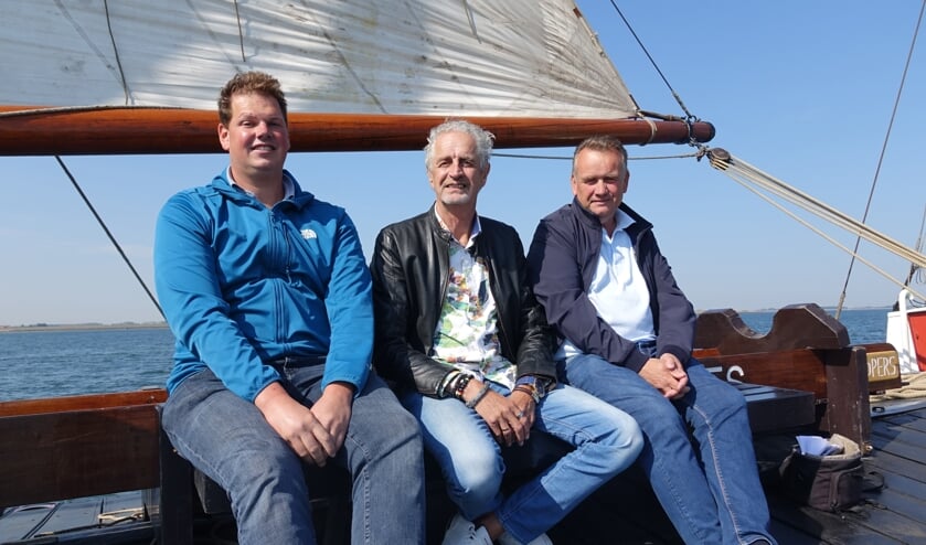 LNV-beleidsmedewerker Angelo Kouwenhoven tussen de oester-kwekers Vincent Bol (YE 39) en Aard Cornelisse (YE 60).