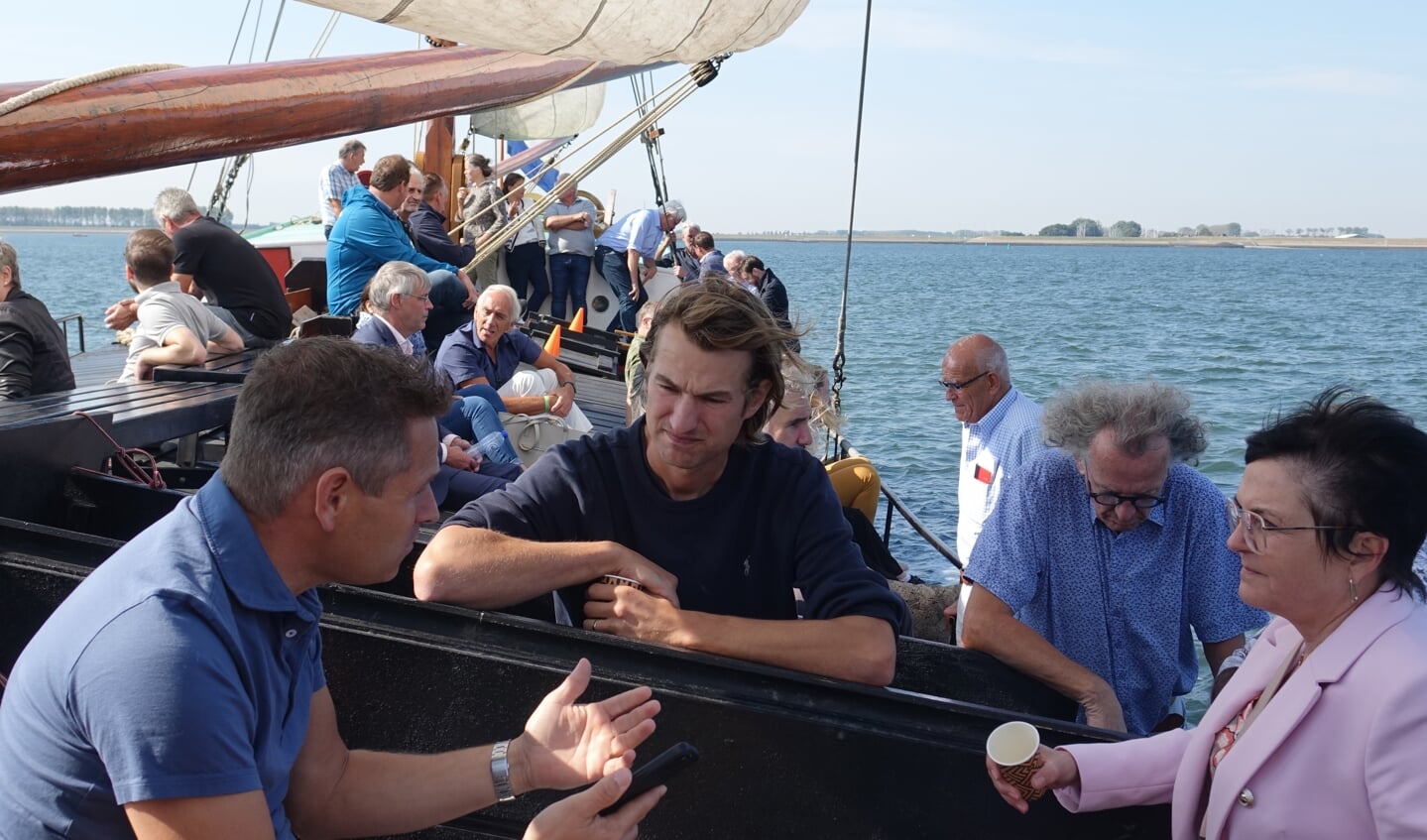 De Zeeuwse gedeputeerde Jo-Annes de Bat in gesprek met Evert van de Zande (ZZ 6), Ida Sinke (voorzitter beroepsvissers Oosterschelde, Westerschelde en Voordelta, OWV) en Jaap de Rooij (Nederlandse Oestervereniging).