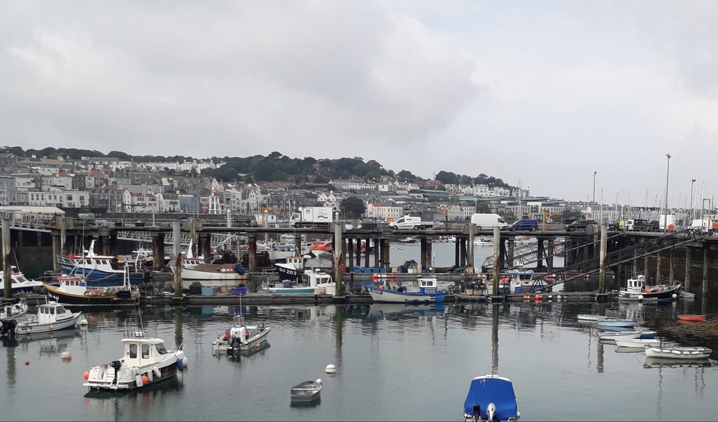 H Kanaaleilanden, haven hoofdstad St. Peter Port (Guernsey).
