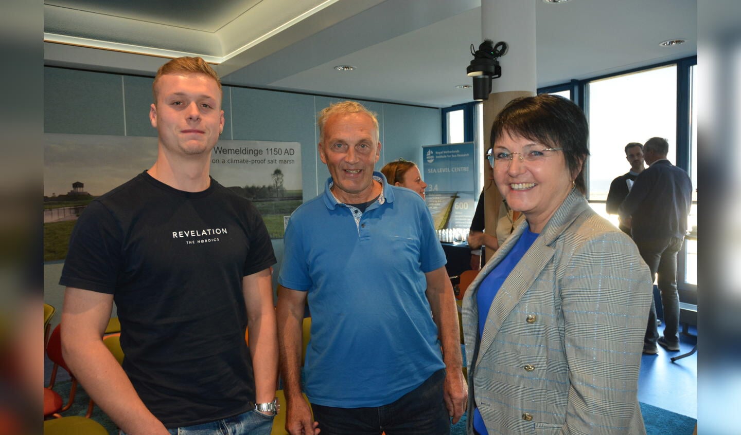 H Kreeftenvissers Robin van den Hoek en Jan van Stee met OWV-voorzitter Ida Sinke.