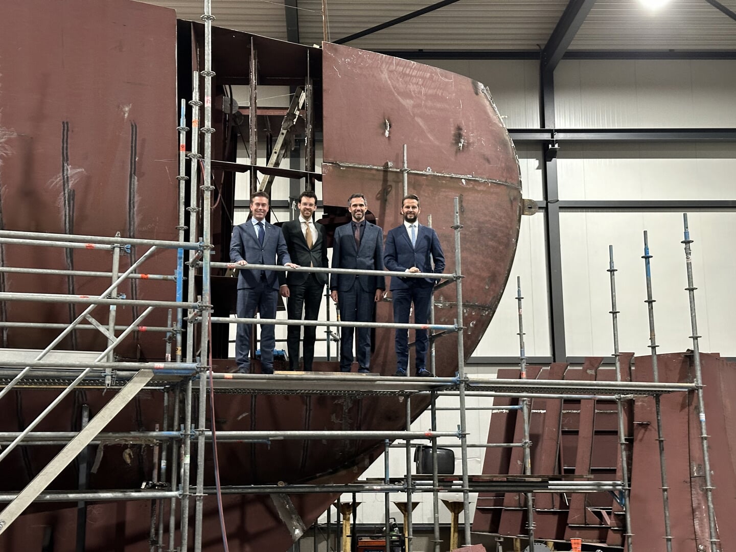 H Een kijkje bij de nieuwbouw van de Z 575 bij Werft Shipbuilding op Urk. Van links naar rechts: lijsttrekker Chris Stoffer, Nathanaël Middelkoop, Wouter-Jan Vroegindeweij en André Flach.
