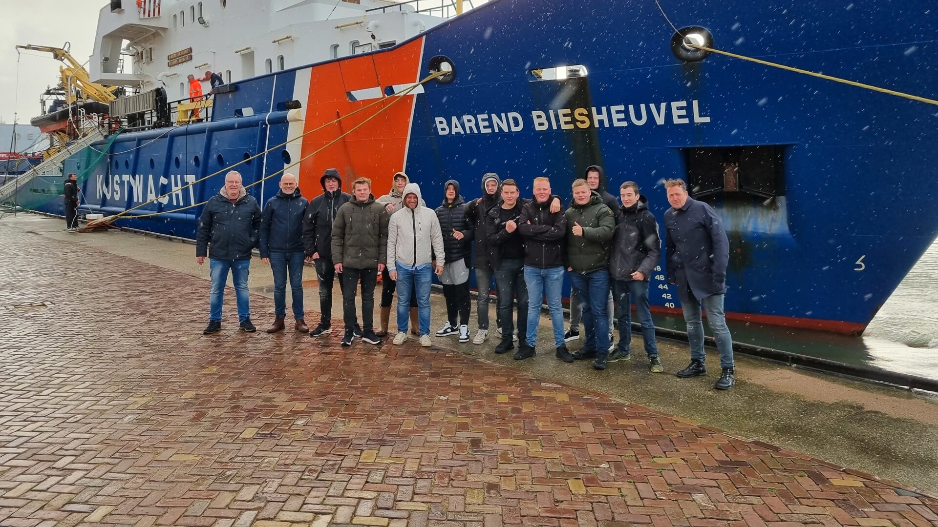 H De STC-groep uit Katwijk voor het inspectievaartuig.