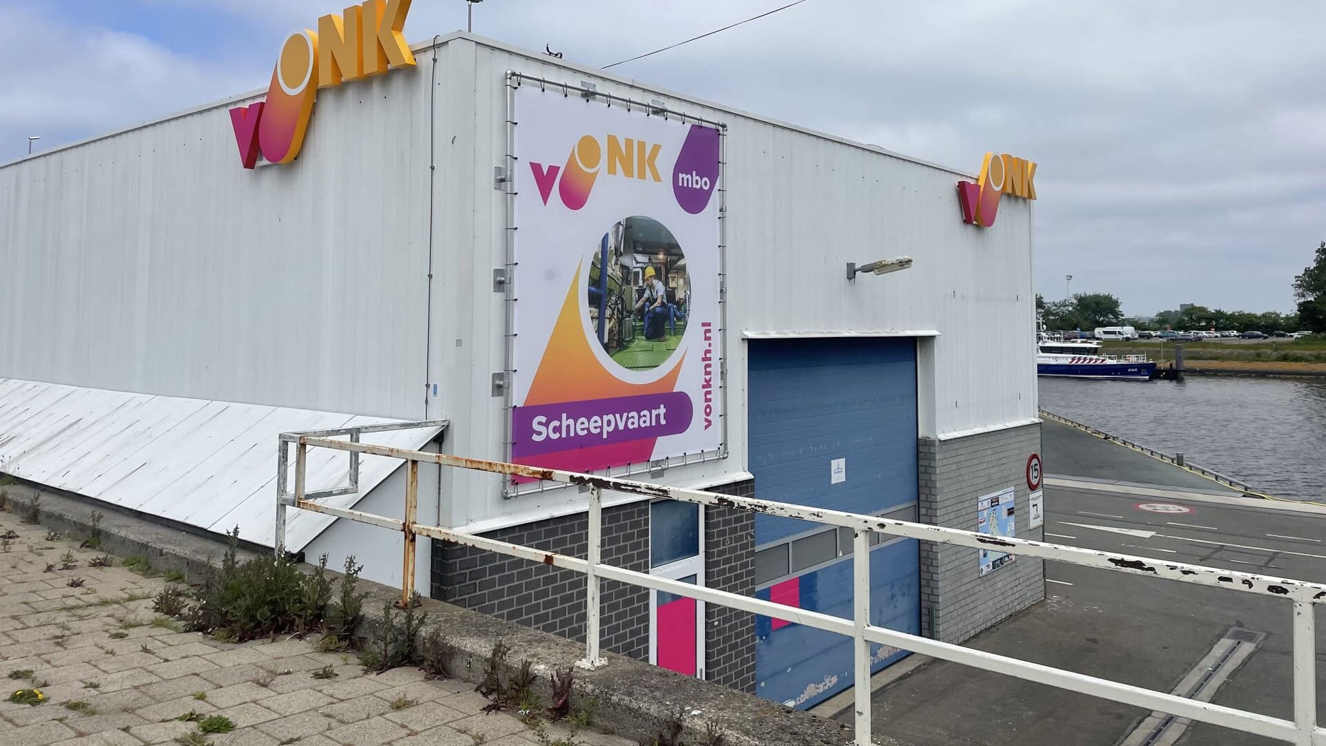 H Praktijklocatie van Vonk Onderwijs in de voormalige visafslag van Den Helder, dat eerder achtereenvolgens ruimte bood aan Fresh Fish, een offshorebedrijf en de kistenopslag.