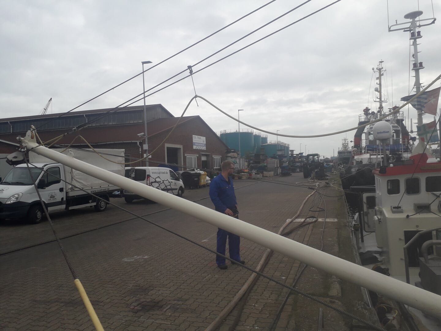 H Voor de kant bij Cux-Trawl voor een verse splits, waarna we de visdraad weer op de trommel draaien.