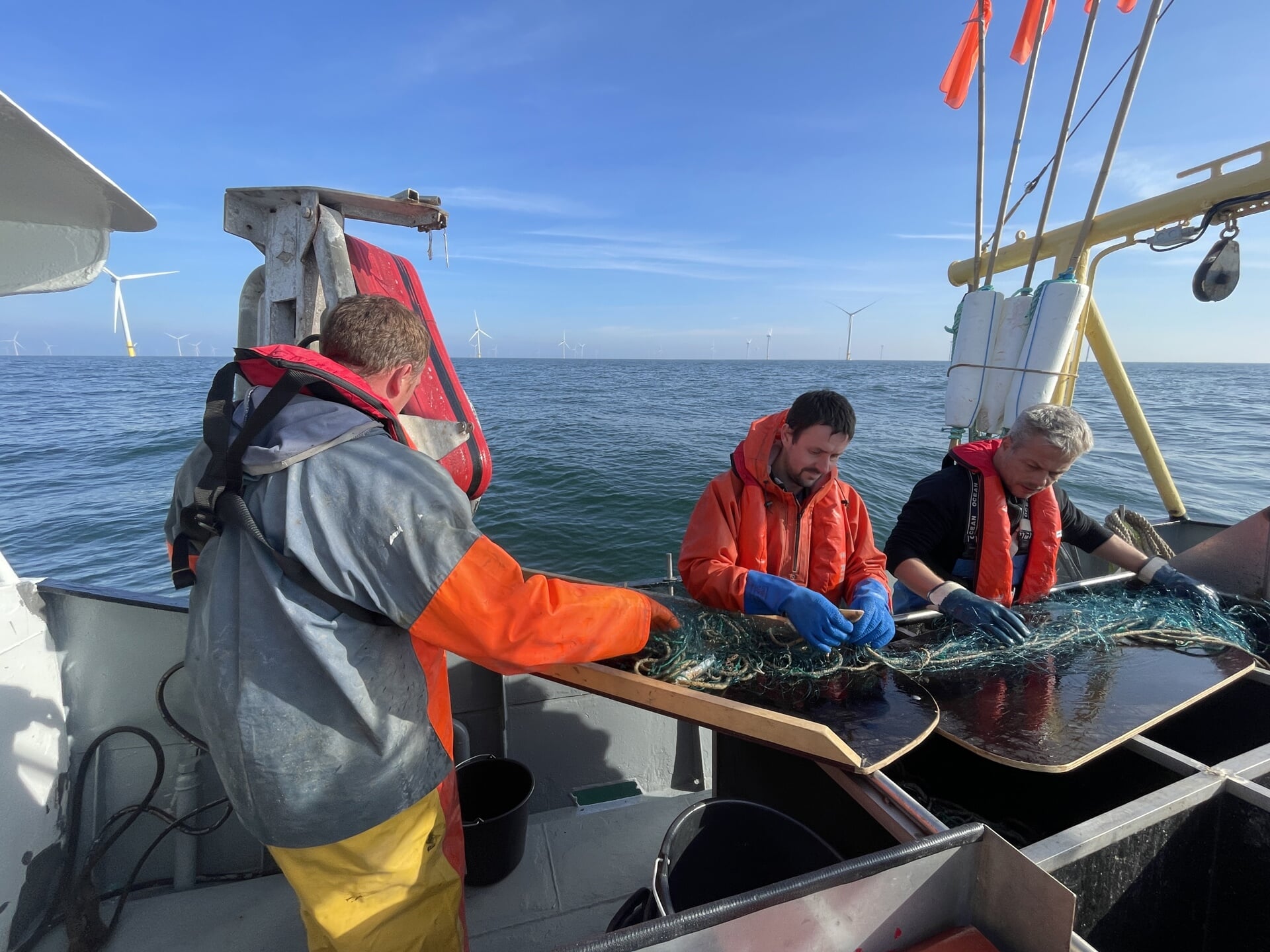 H Onderzoekers halen samen met de vissers van de YE 152 ‘Meru’ de vangst uit het staandwant.