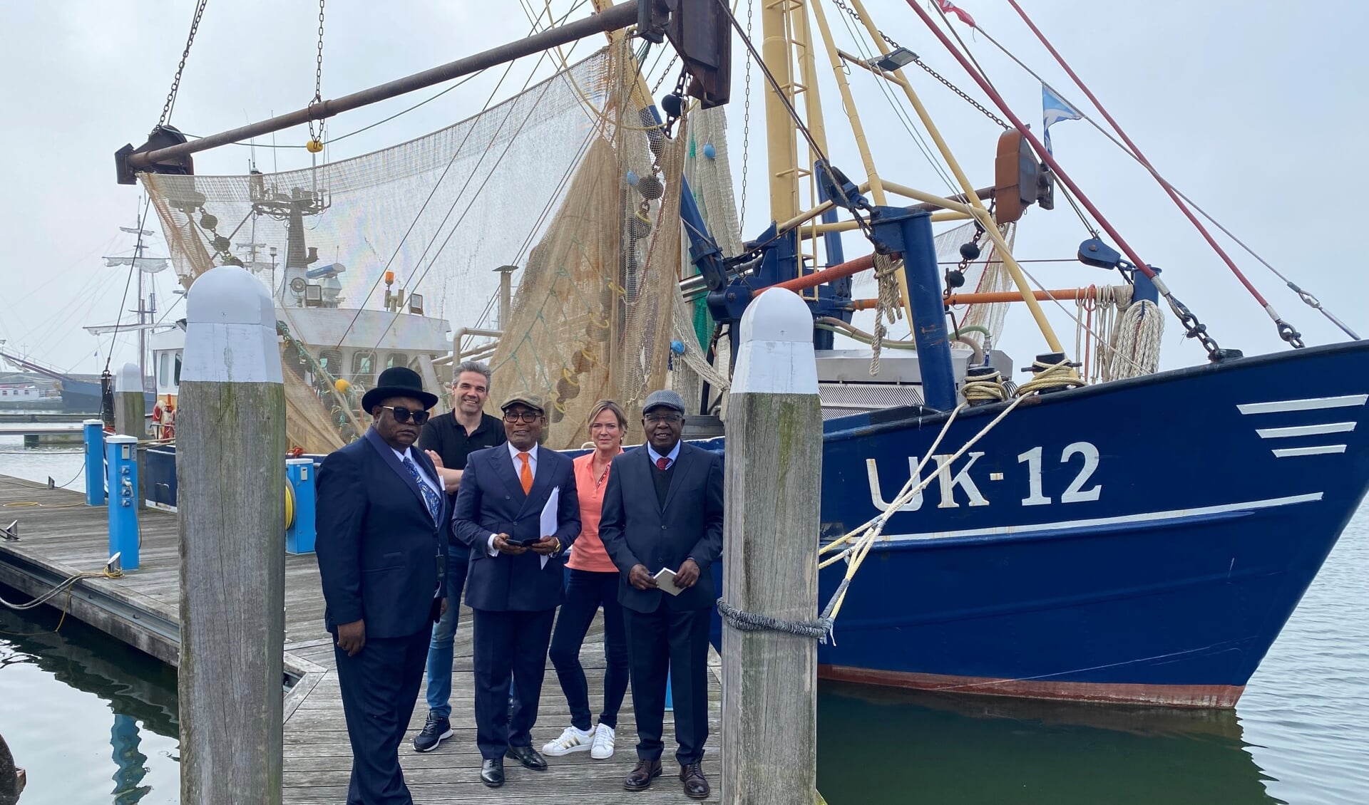 H De overdracht van de UK 12 afgelopen maandag in Lelystad. Op de foto de kopersdelegatie uit Congo samen met Jan van Dokkum en Lenie Hoekman van Hoekman Maritiem.