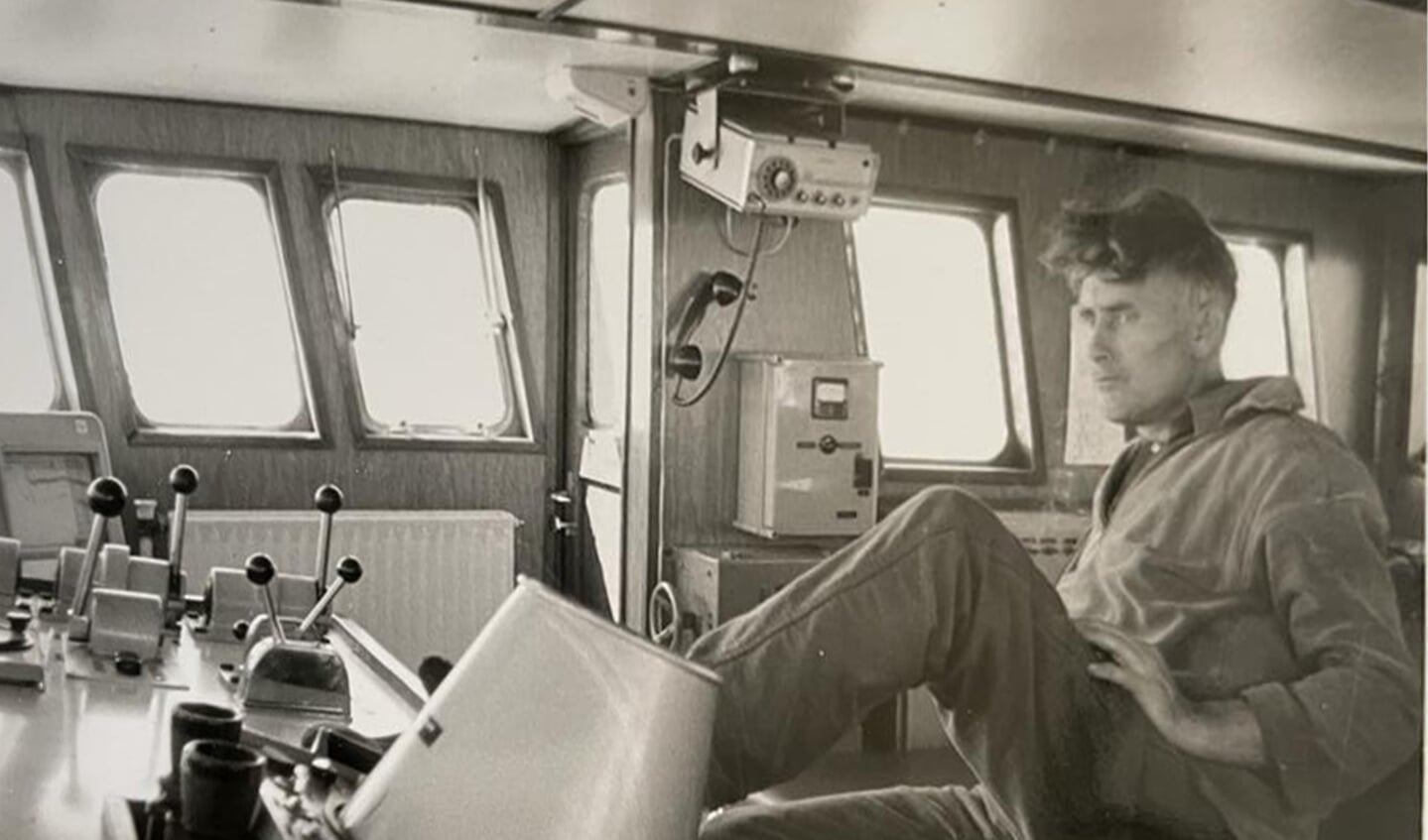 H Gerrit de Boer in de stuurhut van de UK 176.