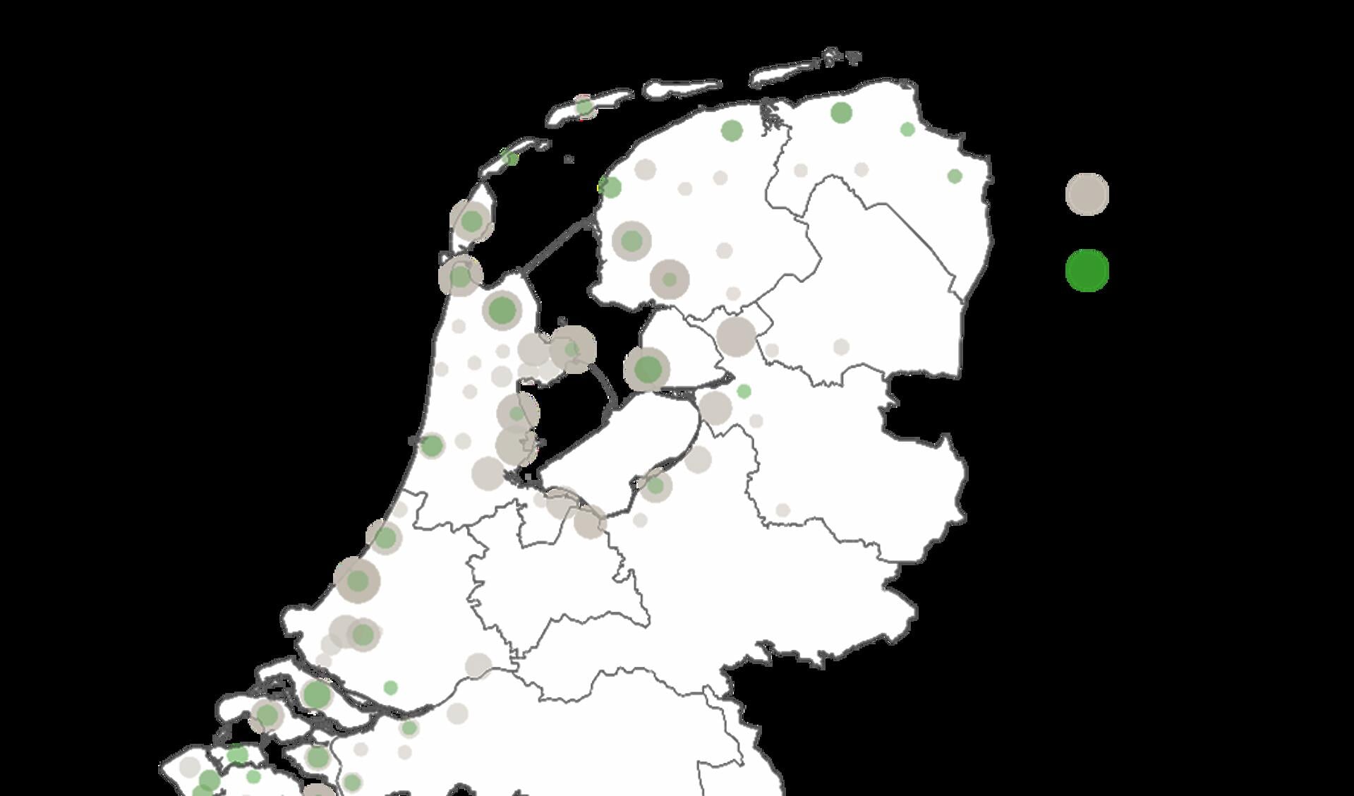 H Kaart van Nederland, met daarop de 128 visserijgemeenschappen uit 1906 (grijs) en 44 in 2022 (groen). De grote van de bolletjes geeft het aantal schepen aan.