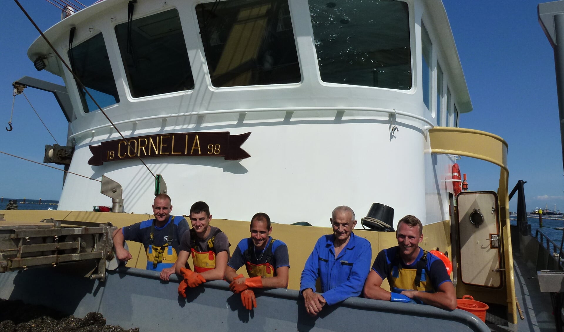 H Aan boord van de YE 157, van links naar rechts: Flip Sinke (schipper), Maurice Baaij (stuurman), Jesse Maas, Lambrecht Nieuwenhuize en Freek Verwijs. 