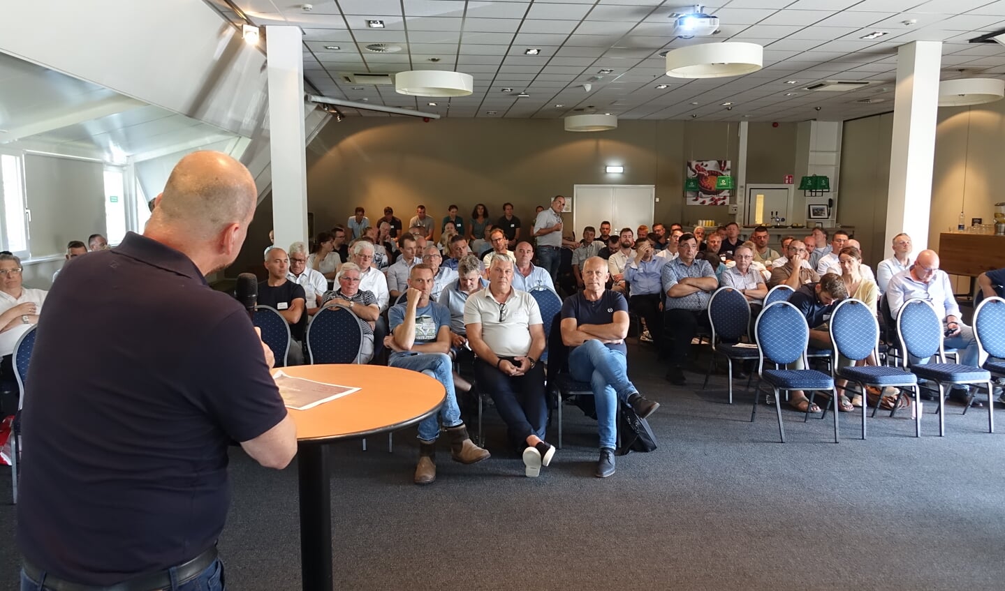 H Albert Hartman presenteert zijn plan 'Het Nieuwe Vissen'. Op de voorste rij onder andere Dirk Kraak.