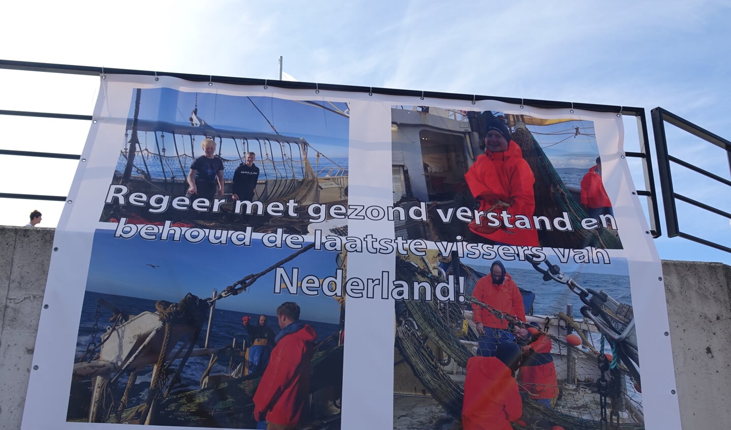 H Helder geluid op de haven van Den Oever.