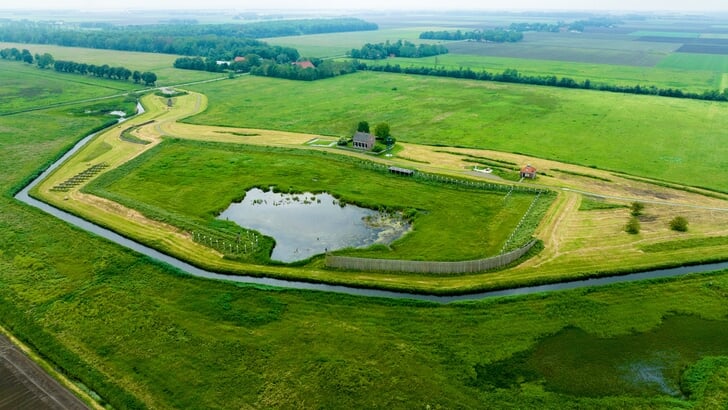 H Oud-Emmeloord met de haven op de noordpunt van het ingepolderde Schokland in de Noordoostpolder. De lichtwachterswoning en het misthoornhuisje dateren van na de ontruiming. (Foto: C. Hameeteman)