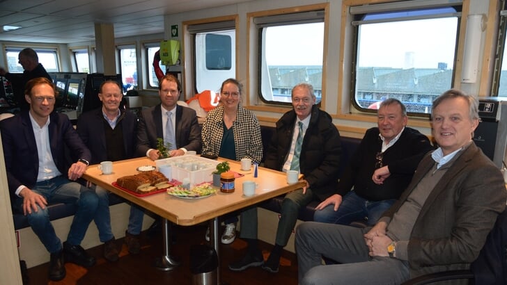 H In de brug van de SCH 123. Van links naar rechts Arnout Langerak (Cornelis Vrolijk), Wim van der Zwan (W. van der Zwan & Zn.), Tim Heddema (PFA), Marissa Giesen (ministerie LVVN), staatssecretaris Jean Rummenie, Diek Parlevliet (Parlevliet & Van der Plas) en Gerard Zwijnenburg (W. van der Zwan & Zn.).