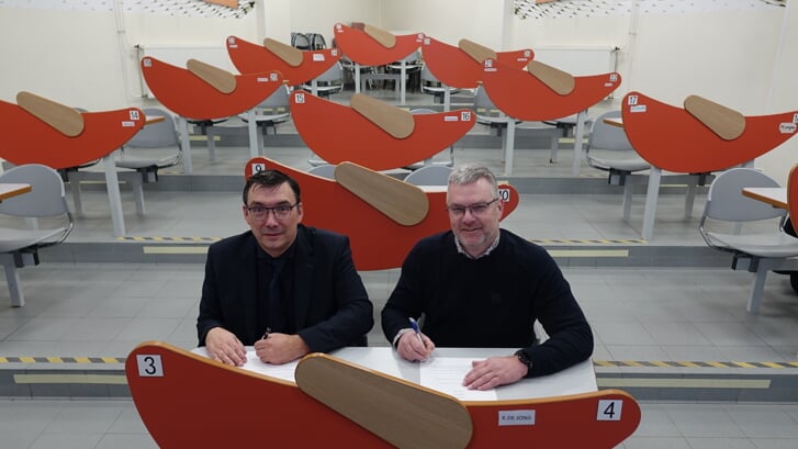 H Havenwethouder Willem Foppen (links) en afslagdirecteur Riekelt Kramer tekenen een dienstverleningsovereenkomst.