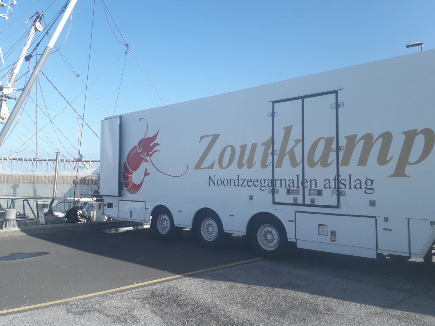 H Logistieke samenwerking in Havneby. Eén transportwagen voor vijf vangsten naar Zoutkamp, Lauwersoog en Harlingen.