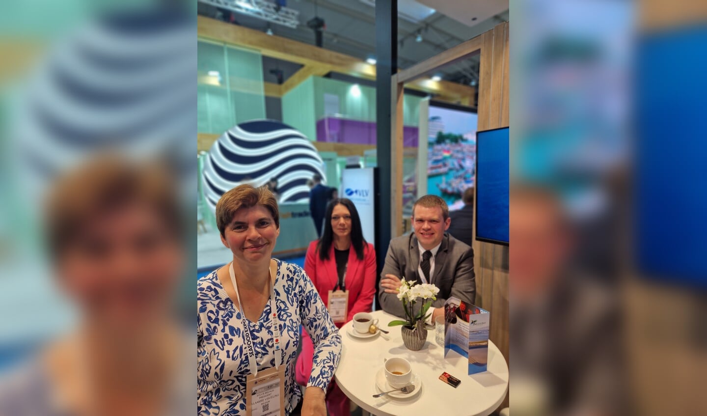 H Vooraan CEO Sylvie Becaus van de Vlaamse Visveiling, met daarachter business development manager Malou Soetaerts en directeur Tom Premereur.