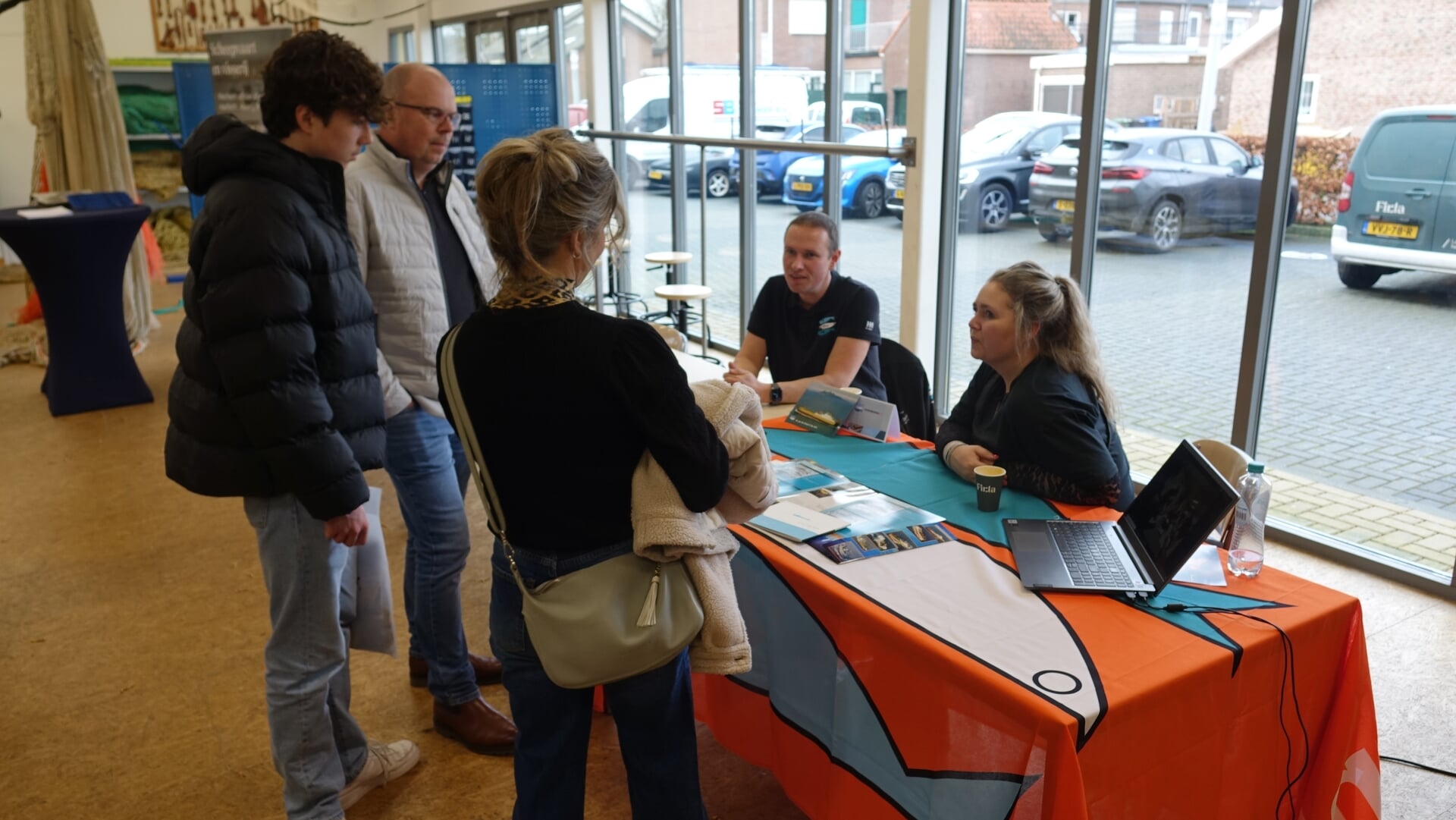 H Lindsey Grootveld en machinst Ferdi van der Zwan geven voorlichting over het werk op vriestrawlers.