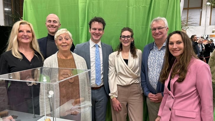 H Op het Hollands palviljoen met de garnalenkroket onder een glazen stolp. Van links naar rechts: Esther Rommel (gedeputeerde Noord-Holland), Robert Leever (wethouder Hollands Kroon), Ans van der Burg, Jelle Beemsterboer (gedeputeerde Noord-Holland), Marieke Rotgans, Martin Scholten (kwartiermaker Blue Food Center Wieringen) en Ellen Klaus (projectmedewerker Blue Food Centrum Wieringen).