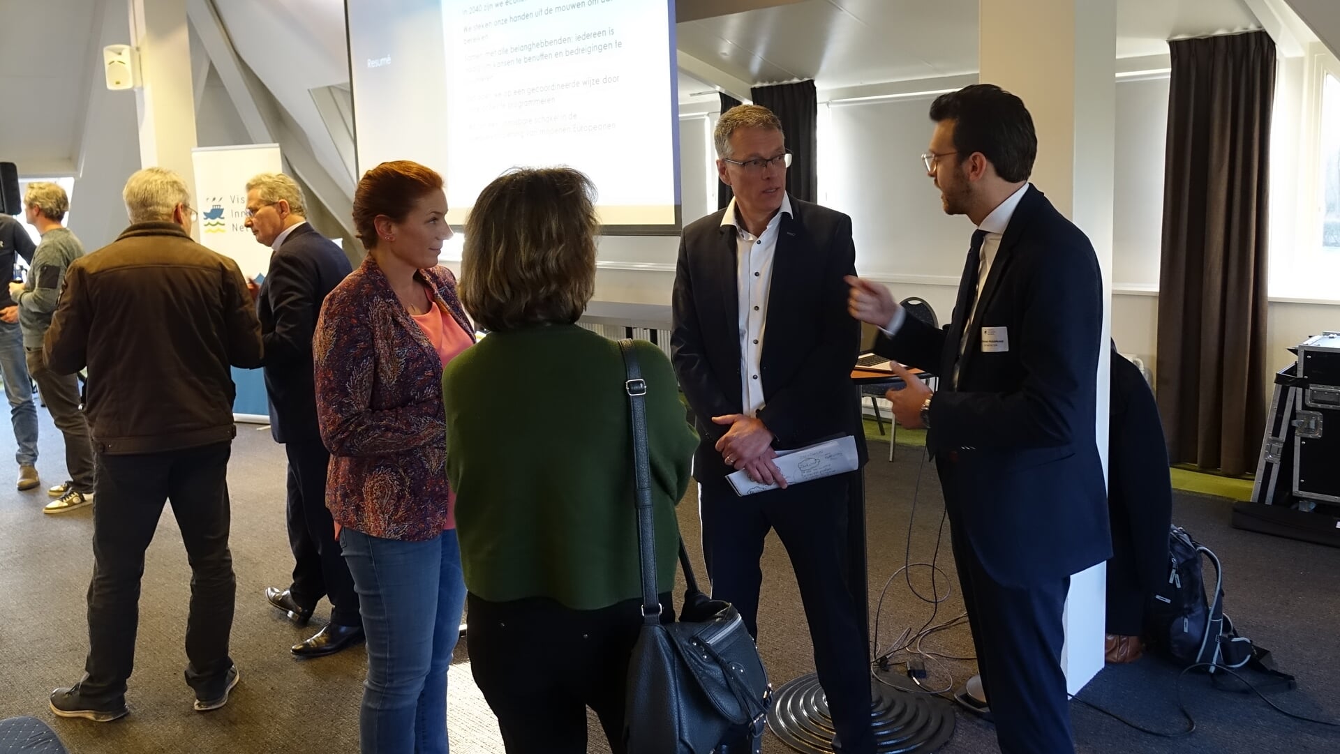 H Derk Jan Berends na de presentatie in gesprek met Nathanaël Middelkoop (wethouder Urk) en Lieke Berkenbosch en Nicole Westerwaal van het ministerie van LVVN.